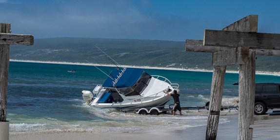 How NOT to hitch your boat - hamelin bay